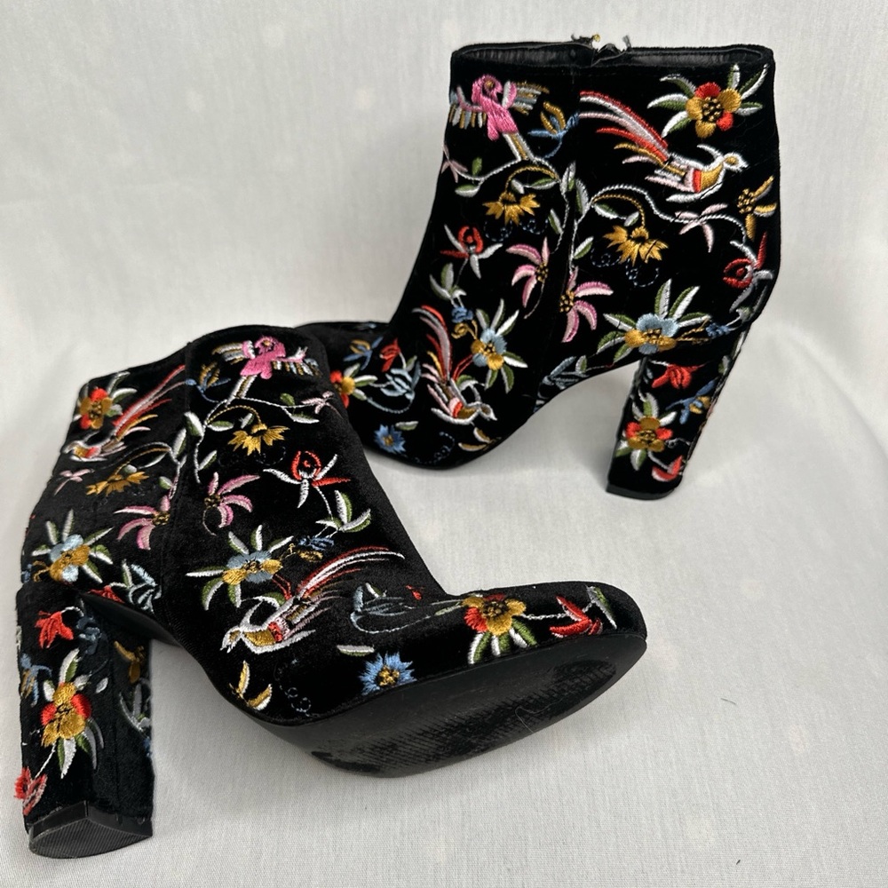 Women’s Lulus bootie boots black velvet with stitching size 6